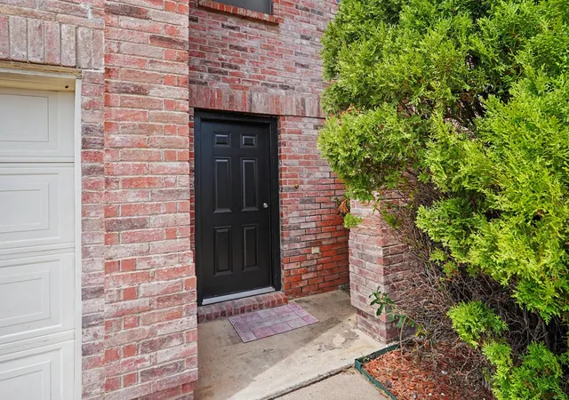 Photo 3 of Single family home for sale at 4800 Sleepy Ridge Cir, Fort Worth, TX 76133 | MLS# 21368448 | Listing updated on 2026-09-12