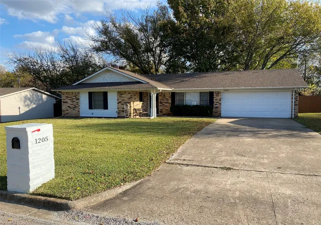 Photo 1 of Single family home for sale at 1205 S Valentine Dr, Sherman, TX 75090 | MLS# 21367851 | Listing updated on 2026-09-11