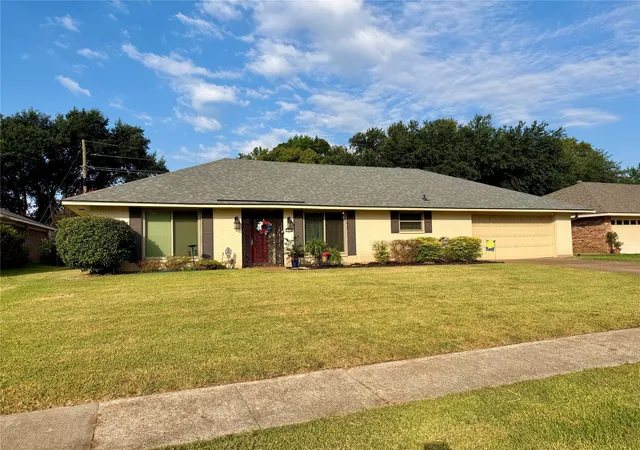 Photo 2 of Single family home for sale at 7514 Camelback Dr, Shreveport, LA 71105 | MLS# 21368783 | Listing updated on 2026-09-11