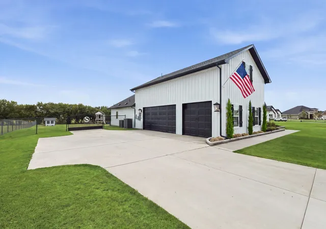 Photo 3 of Single family home for sale at 10216 Finch Rd, Sanger, TX 76266 | MLS# 21367066 | Listing updated on 2026-09-14