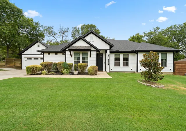 Photo 1 of Single family home for sale at 407 W Light St, Waxahachie, TX 75165 | MLS# 21368990 | Listing updated on 2026-09-14