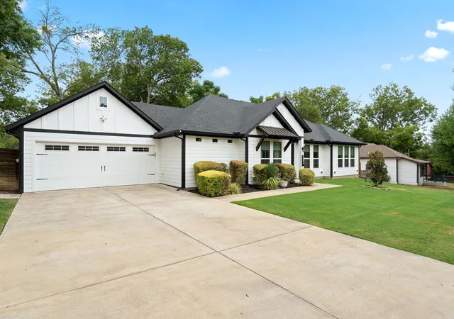 Photo 2 of Single family home for sale at 407 W Light St, Waxahachie, TX 75165 | MLS# 21368990 | Listing updated on 2026-09-14