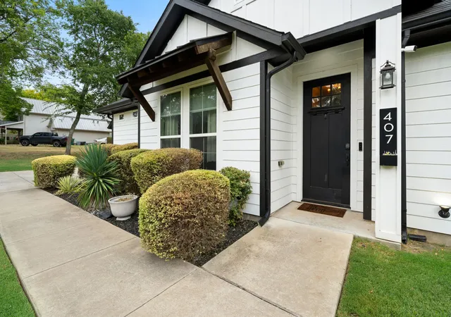 Photo 3 of Single family home for sale at 407 W Light St, Waxahachie, TX 75165 | MLS# 21368990 | Listing updated on 2026-09-14