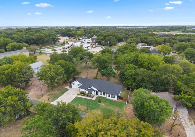 Photo 3 of Single family home for sale at 407 W Light St, Waxahachie, TX 75165 | MLS# 21368990 | Listing updated on 2026-09-14