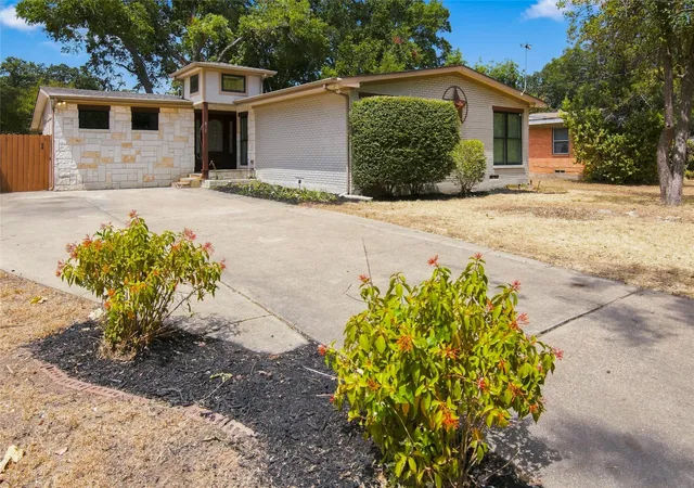 Photo 1 of Single family home for sale at 815 National Dr, Irving, TX 75060 | MLS# 21367959 | Listing updated on 2026-09-08