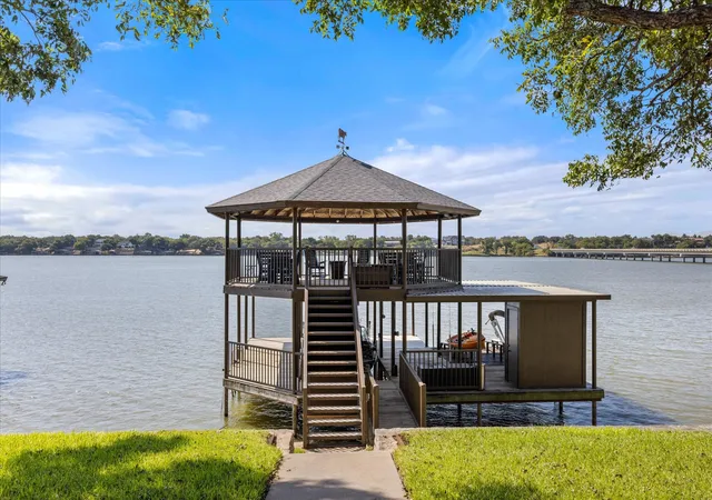 Photo 4 of Single family home for sale at 109 Casas Del Sur St, Granbury, TX 76049 | MLS# 21365977 | Listing updated on 2026-09-16