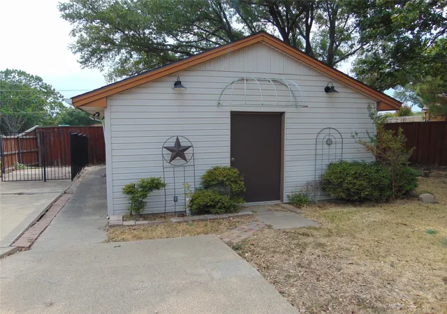 Photo 4 of Single family home for sale at 1110 Meandering Wy, Mesquite, TX 75150 | MLS# 21368248 | Listing updated on 2026-09-08