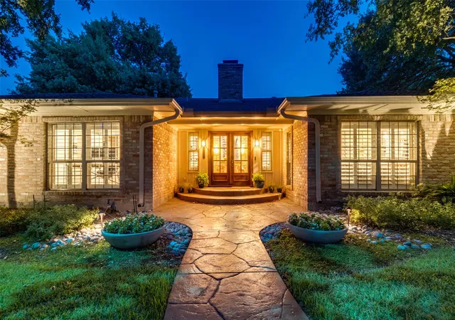 Photo 3 of Single family home for sale at 313 Arborcrest Dr, Richardson, TX 75080 | MLS# 21364609 | Listing updated on 2026-10-03
