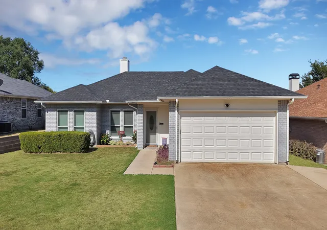 Photo 1 of Sale Pending at 4925 Saint Thomas Pl, Fort Worth, TX 76135 | MLS# 21368131 | Listing updated on 2026-09-09
