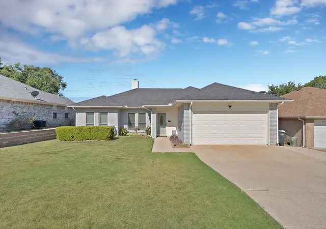 Photo 2 of Sale Pending at 4925 Saint Thomas Pl, Fort Worth, TX 76135 | MLS# 21368131 | Listing updated on 2026-09-09