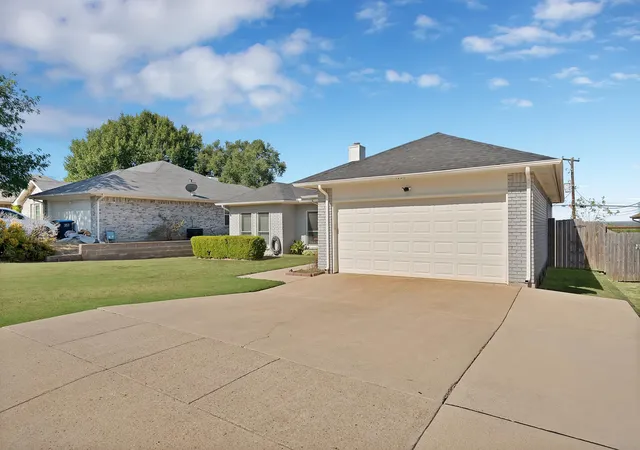 Photo 3 of Sale Pending at 4925 Saint Thomas Pl, Fort Worth, TX 76135 | MLS# 21368131 | Listing updated on 2026-09-09