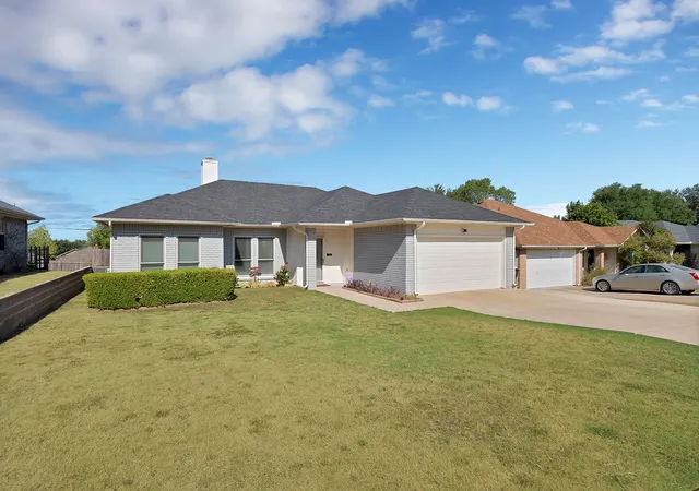 Photo 3 of Sale Pending at 4925 Saint Thomas Pl, Fort Worth, TX 76135 | MLS# 21368131 | Listing updated on 2026-09-09
