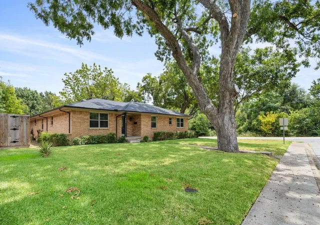 Photo 2 of Single family home for sale at 600 N Young Blvd, De Soto, TX 75115 | MLS# 21369178 | Listing updated on 2026-09-09