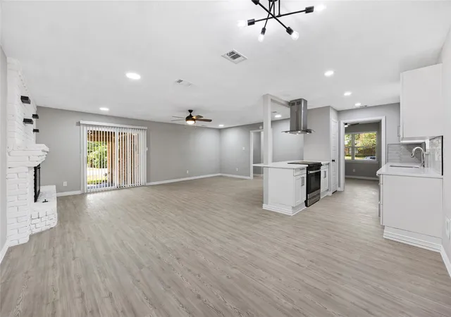 Photo 3 of Single family home for sale at 600 N Young Blvd, De Soto, TX 75115 | MLS# 21369178 | Listing updated on 2026-09-09