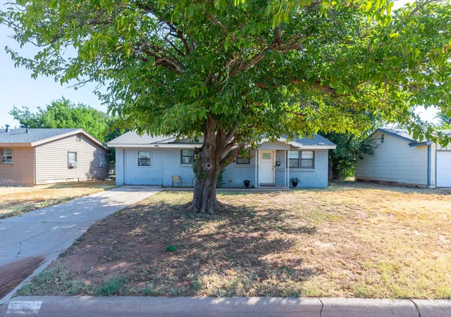Photo 2 of Sale Pending at 501 N Crockett St, Abilene, TX 79603 | MLS# 21368692 | Listing updated on 2026-09-10