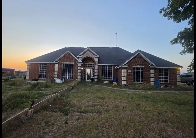 Photo 1 of Sale Pending at 2727 W Ridgeview Cir, Kaufman, TX 75142 | MLS# 21369518 | Listing updated on 2026-10-02