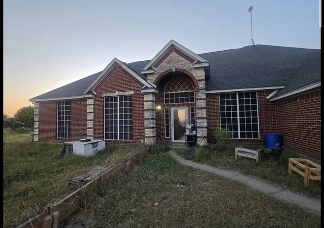 Photo 2 of Sale Pending at 2727 W Ridgeview Cir, Kaufman, TX 75142 | MLS# 21369518 | Listing updated on 2026-10-02