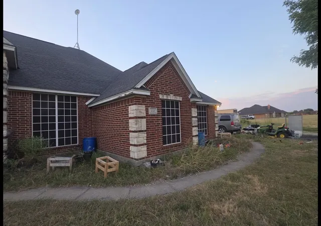 Photo 3 of Sale Pending at 2727 W Ridgeview Cir, Kaufman, TX 75142 | MLS# 21369518 | Listing updated on 2026-10-02