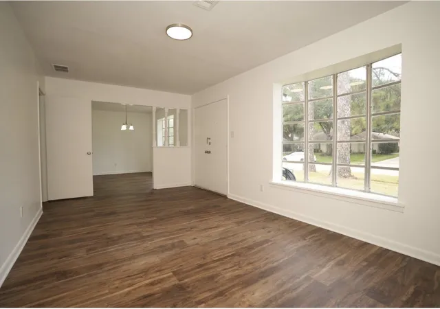 Photo 4 of Single family home for sale at 6138 Lovers Ln, Shreveport, LA 71105 | MLS# 21369532 | Listing updated on 2026-09-13