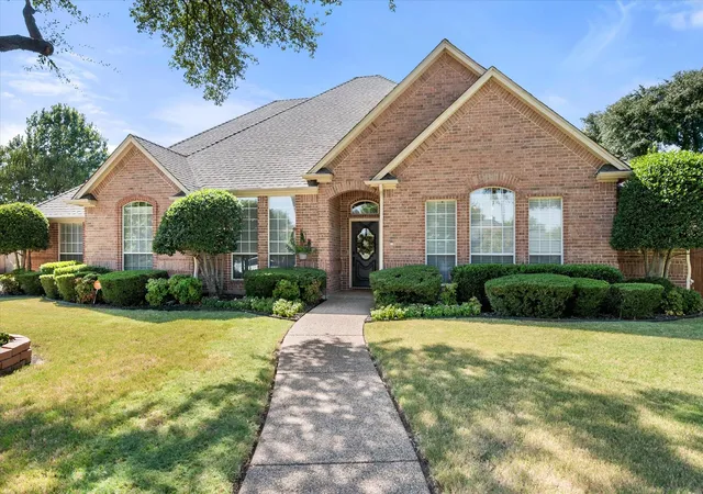 Photo 1 of Single family home for sale at 6 Inverness Ct, Mansfield, TX 76063 | MLS# 21367971 | Listing updated on 2026-10-06