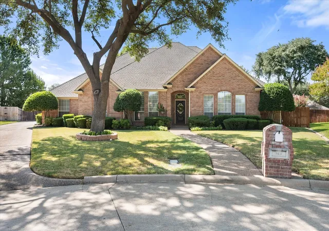 Photo 2 of Single family home for sale at 6 Inverness Ct, Mansfield, TX 76063 | MLS# 21367971 | Listing updated on 2026-10-06