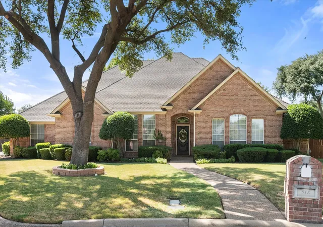 Photo 3 of Single family home for sale at 6 Inverness Ct, Mansfield, TX 76063 | MLS# 21367971 | Listing updated on 2026-10-06