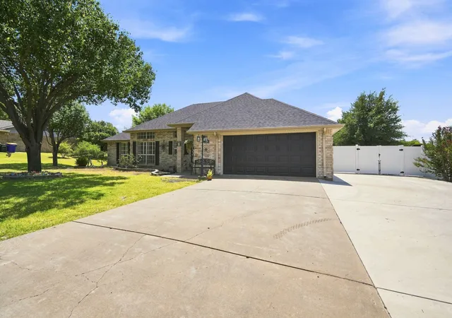 Photo 3 of Sale Pending at 204 Cloverdale St, Hillsboro, TX 76645 | MLS# 21368835 | Listing updated on 2026-09-08