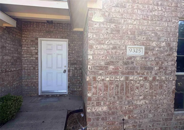 Photo 4 of Sale Pending at 9325 Rhoni Ct, Fort Worth, TX 76140 | MLS# 21369680 | Listing updated on 2026-09-26