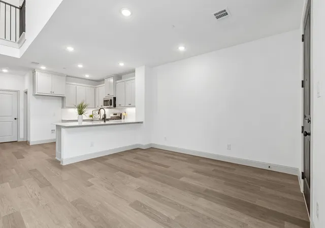 Photo 3 of Townhouse for sale at 1025 Splitrock Dr, Allen, TX 75013 | MLS# 21369279 | Listing updated on 2026-09-24