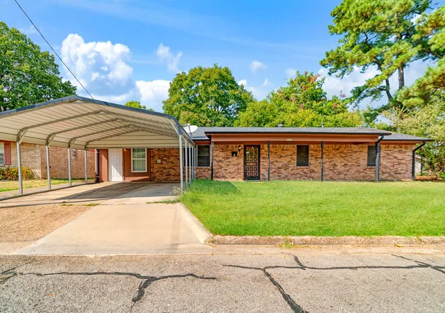 Photo 1 of Sale Pending at 2820 W Kaufman St, Paris, TX 75460 | MLS# 21369180 | Listing updated on 2026-09-09