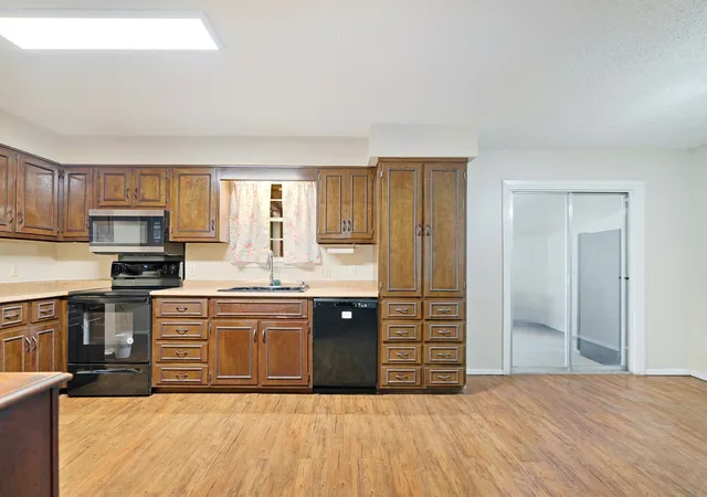 Photo 3 of Sale Pending at 2820 W Kaufman St, Paris, TX 75460 | MLS# 21369180 | Listing updated on 2026-09-09
