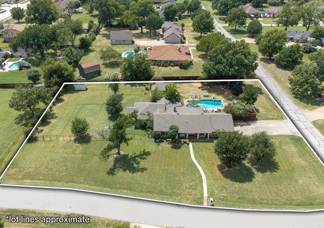 Photo 3 of Single family home for sale at 301 Meadow Knoll Dr, Double Oak, TX 75077 | MLS# 21369054 | Listing updated on 2026-10-03