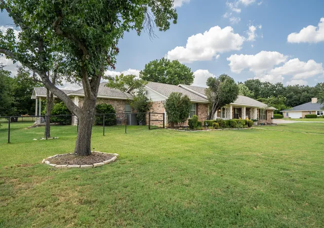 Photo 4 of Single family home for sale at 301 Meadow Knoll Dr, Double Oak, TX 75077 | MLS# 21369054 | Listing updated on 2026-10-03