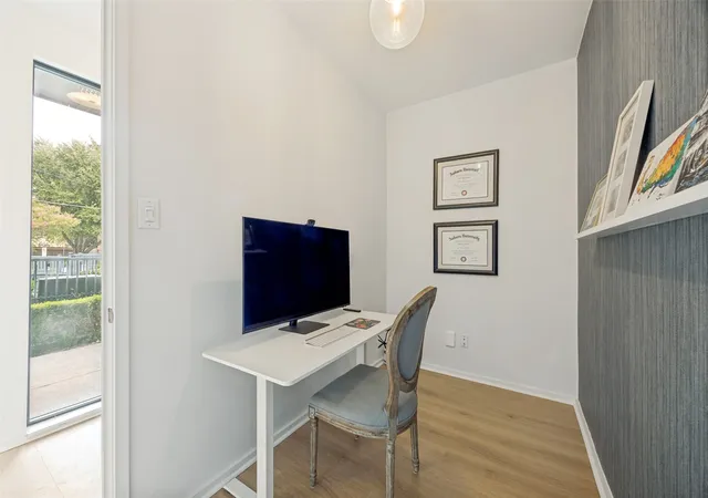 Listing Photo 4 - Condo for sale in building located at 6100 Hudson St, Dallas, TX 75206 - Unit #2