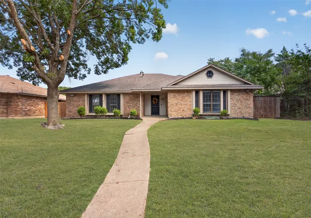 Photo 1 of Single family home for sale at 917 Francis St, Lancaster, TX 75146 | MLS# 21363406 | Listing updated on 2026-09-14