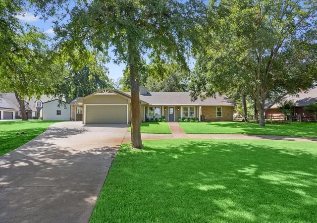 Photo 1 of Single family home for sale at 172 Brazos Point Dr, Waco, TX 76705 | MLS# 21366467 | Listing updated on 2026-09-10