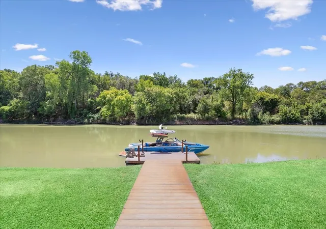 Photo 2 of Single family home for sale at 172 Brazos Point Dr, Waco, TX 76705 | MLS# 21366467 | Listing updated on 2026-09-10