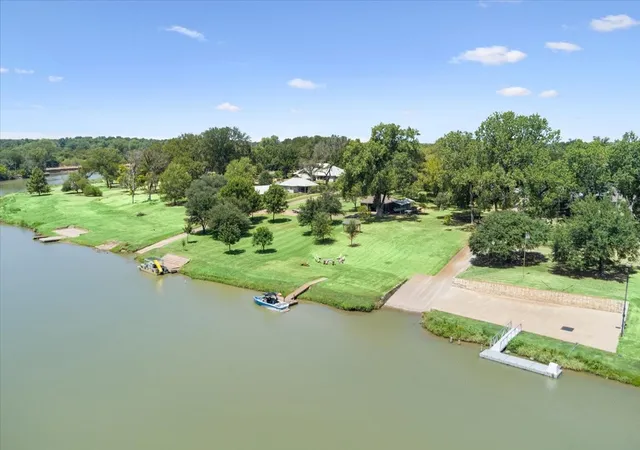 Photo 3 of Single family home for sale at 172 Brazos Point Dr, Waco, TX 76705 | MLS# 21366467 | Listing updated on 2026-09-10