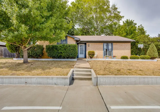 Photo 1 of Single family home for sale at 435 Se Gardens Blvd, Burleson, TX 76028 | MLS# 21369656 | Listing updated on 2026-09-10
