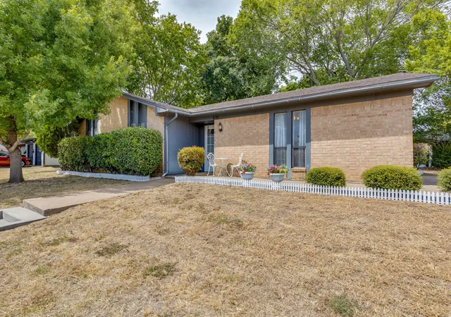 Photo 2 of Single family home for sale at 435 Se Gardens Blvd, Burleson, TX 76028 | MLS# 21369656 | Listing updated on 2026-09-10