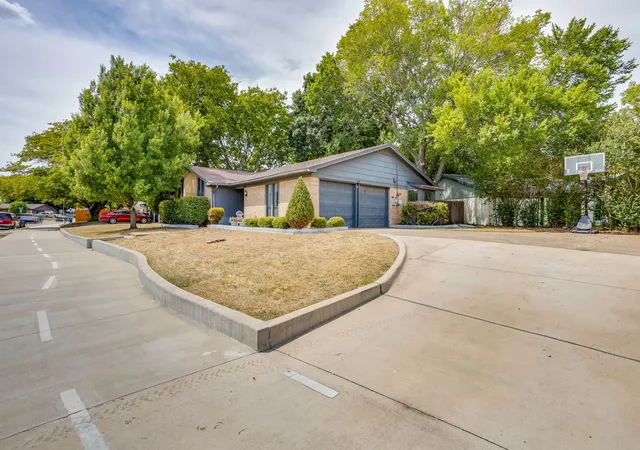 Photo 3 of Single family home for sale at 435 Se Gardens Blvd, Burleson, TX 76028 | MLS# 21369656 | Listing updated on 2026-09-10