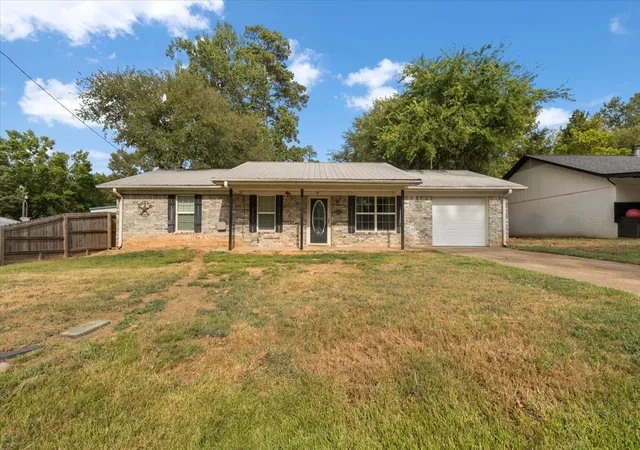 Photo 2 of Single family home for sale at 10204 Rolling Pines Dr, Tyler, TX 75707 | MLS# 21369850 | Listing updated on 2026-10-05