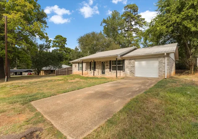 Photo 3 of Single family home for sale at 10204 Rolling Pines Dr, Tyler, TX 75707 | MLS# 21369850 | Listing updated on 2026-10-05