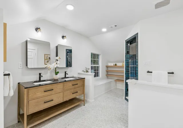 Photo 3 of Sale Pending at 5342 Mccommas Blvd, Dallas, TX 75206 | MLS# 21369864 | Listing updated on 2026-09-11