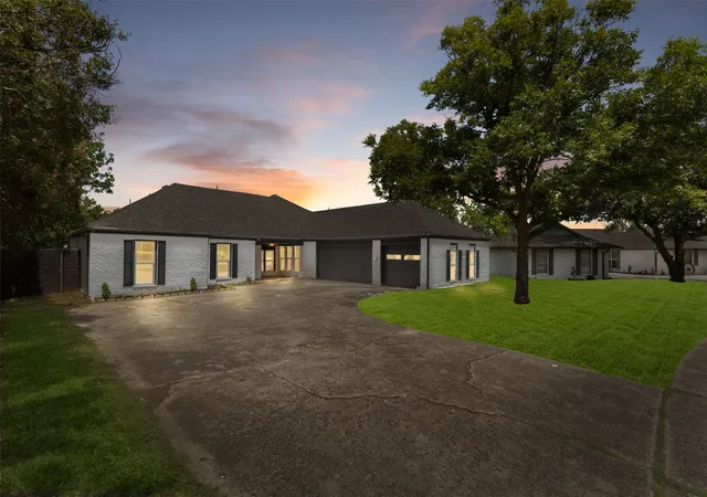 Photo 2 of Single family home for sale at 5000 Edgewater Dr, Rowlett, TX 75088 | MLS# 21369875 | Listing updated on 2026-09-24