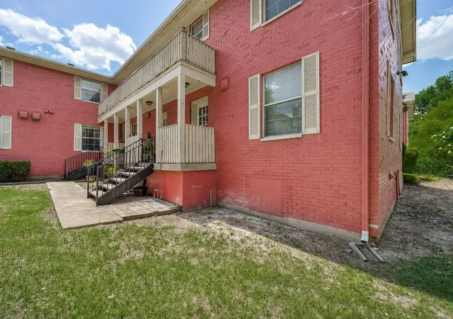 Listing Photo 4 - Condo for sale in building located at 4814 Bradford Dr, Dallas, TX 75219 - Unit #4814B