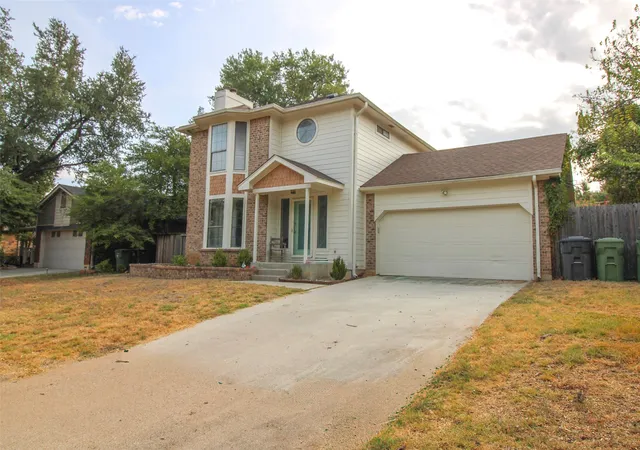 Photo 2 of Single family home for sale at 6111 Farmingdale Dr, Arlington, TX 76001 | MLS# 21369940 | Listing updated on 2026-09-23