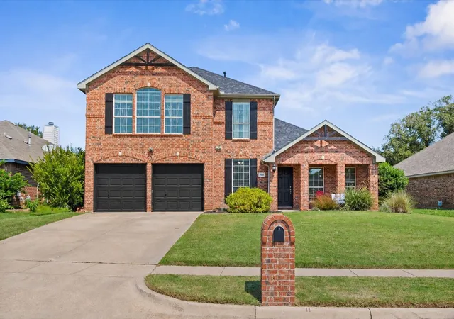Photo 2 of Single family home for sale at 409 Springtree Rd, Lake Dallas, TX 75065 | MLS# 21362439 | Listing updated on 2026-09-30