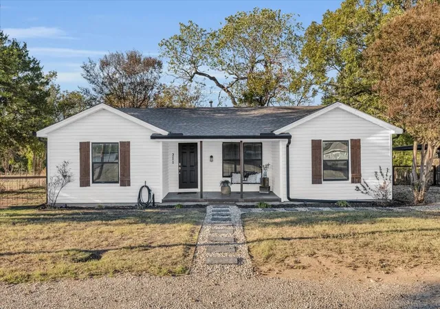 Photo 1 of Single family home for sale at 211 W Stegall Dr, Robinson, TX 76706 | MLS# 21367894 | Listing updated on 2026-09-10