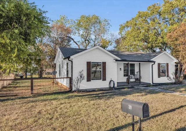 Photo 2 of Single family home for sale at 211 W Stegall Dr, Robinson, TX 76706 | MLS# 21367894 | Listing updated on 2026-09-10